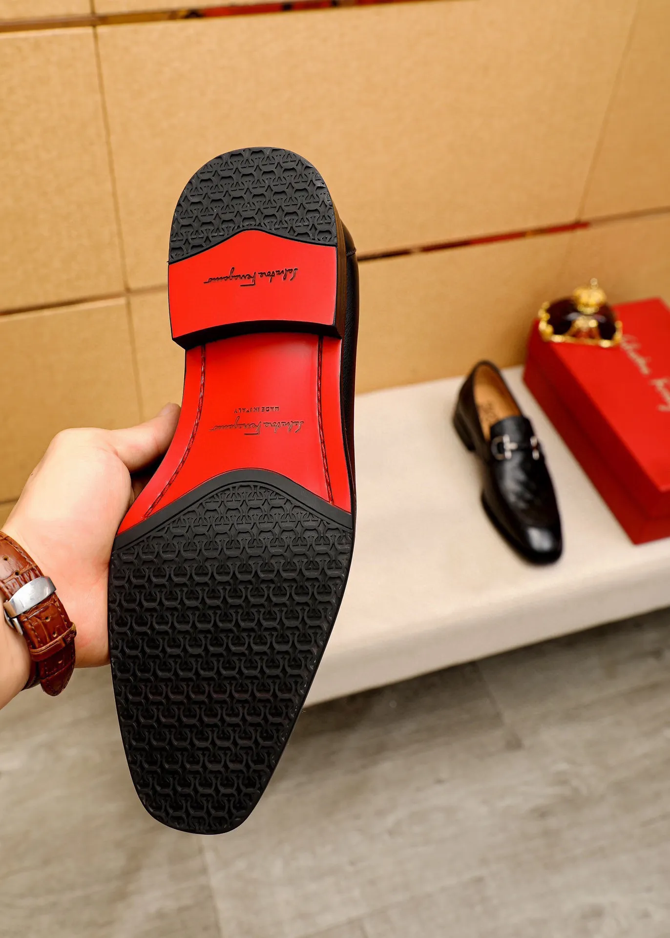Men's shoes 💰460 💐 Product trademark: Ferragamo "Ferragamo" casual leather shoes Regular size: 38-44 (custom-made for 45🉑️) Product materials: Selected imported first-layer calfskin embossed upper + original hardware buckle, imported water-dyed cowhide leather lining. Strong three-dimensional visual effect, combined outsole Color: 1⃣️color optional
